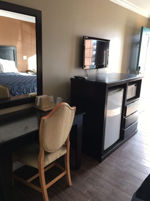 Standard Single Room, 1 Queen Bed, Roll-in Shower, Non Smoking | Desk, laptop workspace, blackout drapes, iron/ironing board