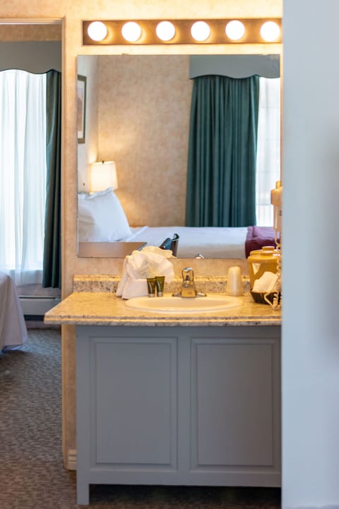 Deluxe Room, 2 Bedrooms (2 Queen Beds and 1 Queen Sofa Bed) | Bathroom | Combined shower/tub, free toiletries, hair dryer, towels