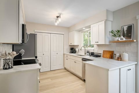 Cook delicious meals for breakfast, lunch, and dinner in this fully equipped kitchen. We suggest grabbing some ingredients from a local farm.