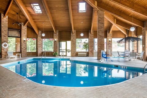 Indoor pool, sun loungers