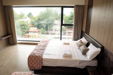 Executive Triple Room | Laptop workspace, free WiFi, bed sheets