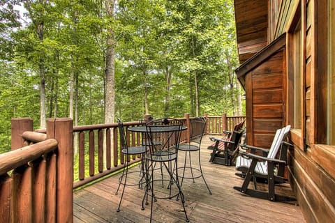 Savor mountain views while sipping coffee at your outdoor dining set amidst nature's embrace!