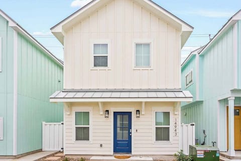 Dreaming of the perfect coastal escape? It’s here – your retreat minutes away from the beach, where relaxation and adventure await!