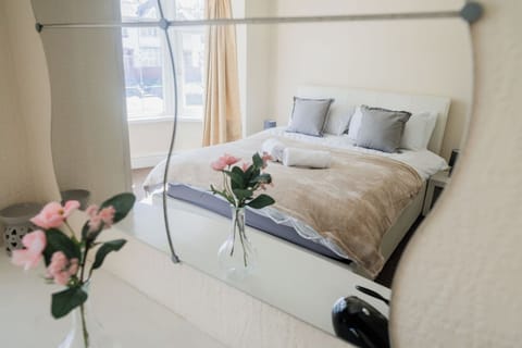 House | 6 bedrooms, iron/ironing board, WiFi (free), bed sheets