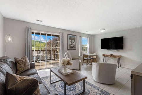 Condo, 1 Queen Bed with Sofa bed, Balcony, Mountain View (Branson Golfers Nook) | Living area | 42-inch flat-screen TV with digital channels