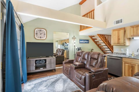 Condo, 2 Queen Beds, Balcony, Golf View (Branson Sweet Retreat) | Living area | 42-inch flat-screen TV with digital channels