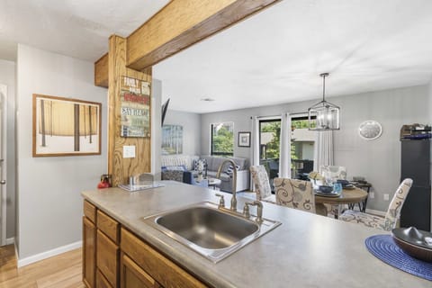 Condo, 1 Queen Bed with Sofa bed, Balcony, Golf View (Branson Sunny Daze) | Interior