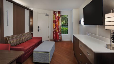 In-room safe, laptop workspace, blackout drapes, iron/ironing board