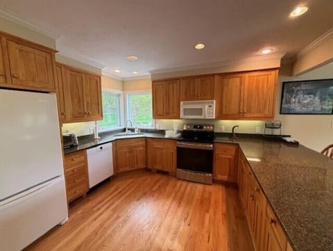 kitchen layout- perfect for cooking vacation meals