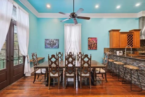 Welcoming dining room adjacent to the kitchen and living room, with a table that comfortably seats 8 or more guests. It's perfect for family meals or entertaining.