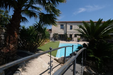 CAMARGUE holiday rental, villa for rent with all conforts typical farm for 8 people. Book online with Plaisirs & Maisons de Provence