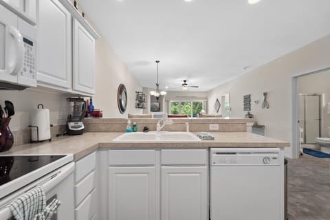 Kitchen with breakfast bar