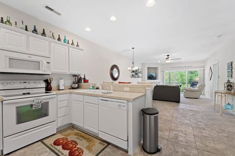 Kitchen with breakfast bar