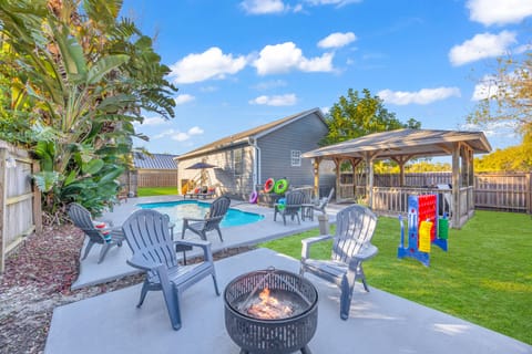 Pool! Jacuzzi! Firepit! Grill! Fenced yard!
