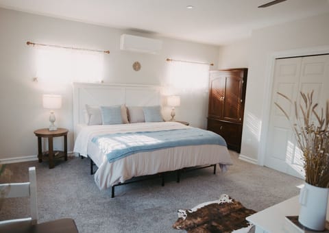Rattlesnake Apartment #2- Named for the Rattlesnake Wilderness just up the road — this open-plan king suite is your basecamp for one of Missoula`s best backyards.
