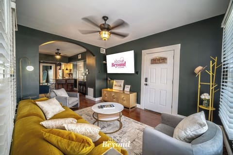 Bright, welcoming living room with comfortable seating, a Smart TV, and plenty of natural light—an easy place to settle in during a monthly stay in San Antonio.