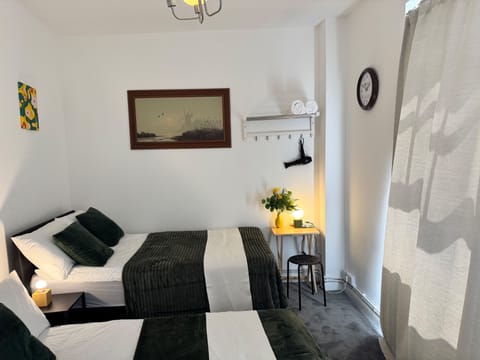 3 bedrooms, iron/ironing board, WiFi (free), bed sheets