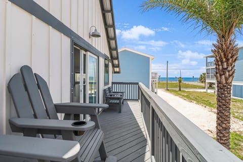 House, 1 Queen Bed with Sofa bed (Sugar Sand Cottage A) | Terrace/patio