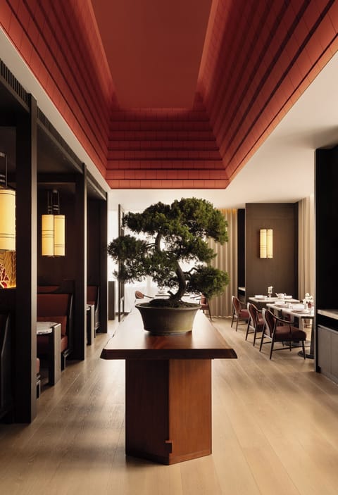 4 restaurants; breakfast, lunch, dinner, and brunch served
