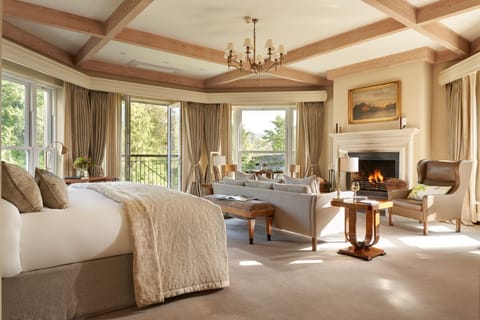 Signature Suite | Living room | Plasma TV