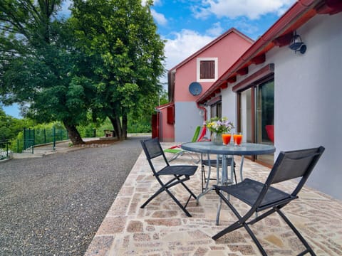 House, Home, Cottage, Estate, Driveway, Balcony, Siding, Villa