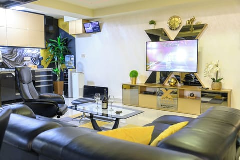 Apartment, 1 Bedroom, Accessible, Smoking | Living room | Books