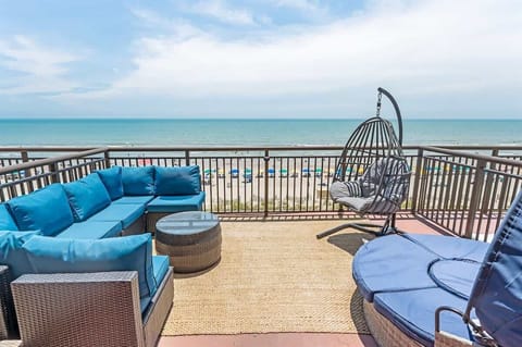 Large Balcony with Amazing Views of the Ocean☀️