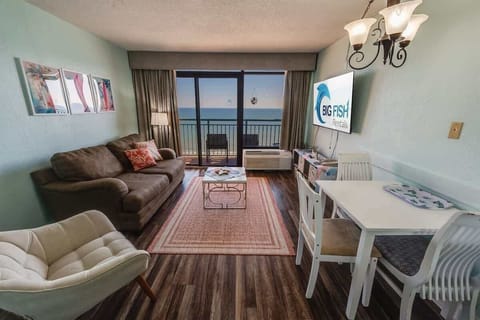 Amazing Living Room with Stunning Views☀️