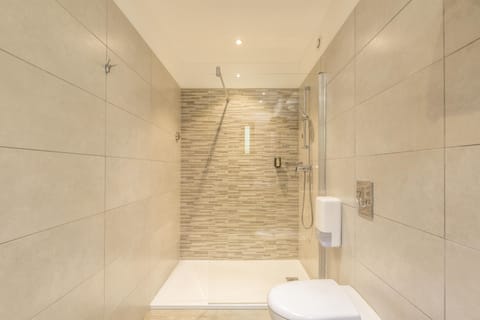 Classic Double Room | Bathroom | Free toiletries, hair dryer, towels, soap