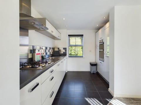 House | Private kitchen | Fridge, microwave, oven, stovetop