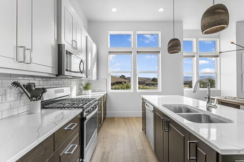 Condo, 3 Bedrooms | Private kitchen | Fridge, oven, stovetop, coffee/tea maker