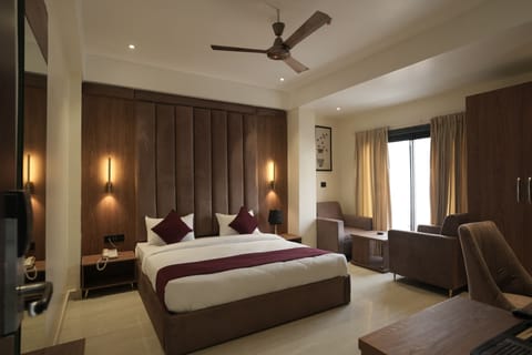 Deluxe Double Room, City View | Desk, laptop workspace, soundproofing, iron/ironing board