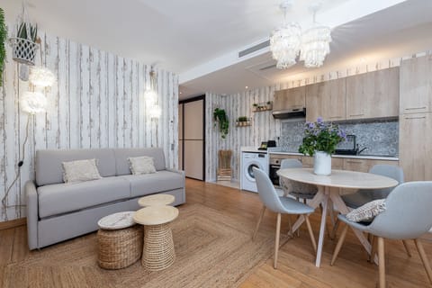 Luxury Apartment, Ensuite (Bord De Plage) | Dining