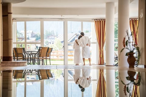 Indoor pool, sun loungers