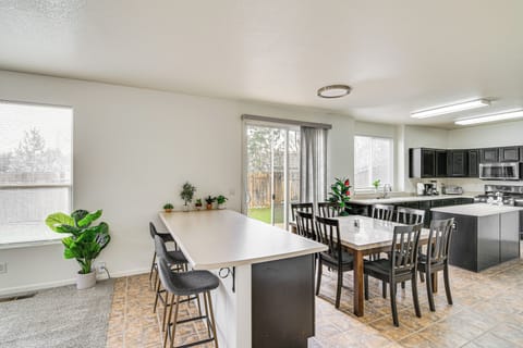 Dining Area | Dishware & Flatware Provided | Central A/C & Heat | 1st Floor