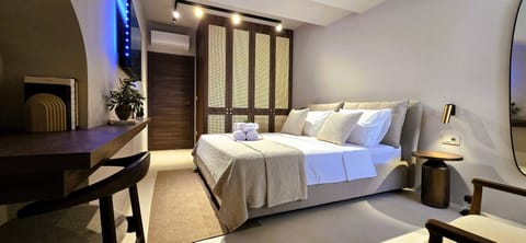 Luxury Double Room, 1 King Bed | Minibar, in-room safe, laptop workspace, blackout drapes