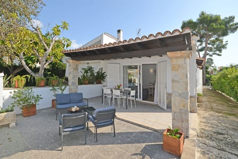 Villa Diana, charming house with a furnished terrace surrounded by greenery, just 200 meters from the beach in Mallorca. Perfect for outdoor enjoyment.