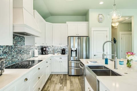 Beautifully modern kitchen with all the amenities and appliances you need!