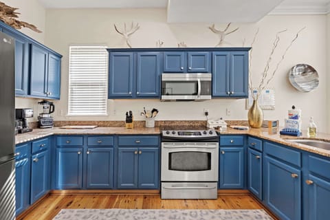 Kitchen: Keurig coffee maker, blender, toaster, toaster oven, cooking utensils, tableware