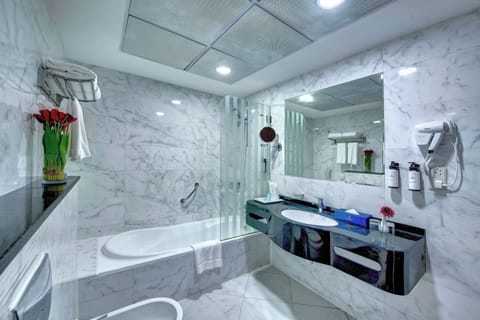 Executive Suite | Bathroom | Bathtub, hair dryer, slippers, towels
