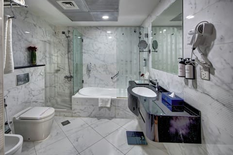Executive Suite | Bathroom | Bathtub, hair dryer, slippers, towels