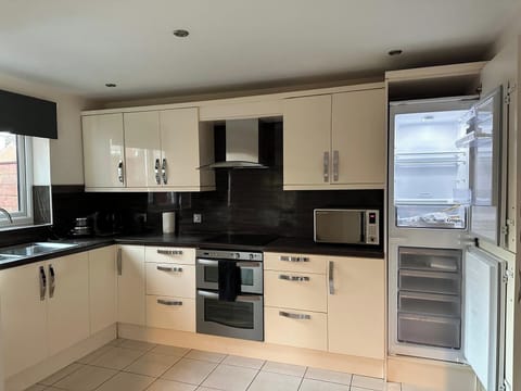 House | Private kitchen | Fridge, microwave, oven, stovetop