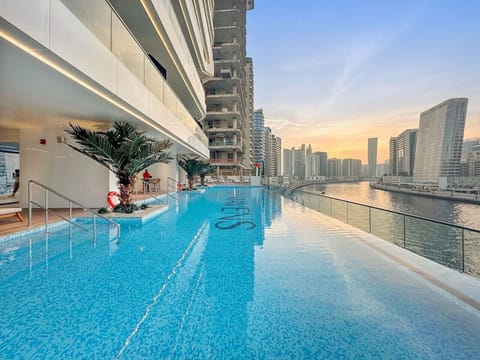 Infinity Pool Oasis: Dive into stunning skyline views and relax in this beautiful waterside retreat!