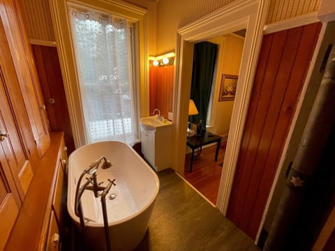 Deluxe Room, Garden View | Bathroom | Combined shower/tub, hair dryer, slippers, towels
