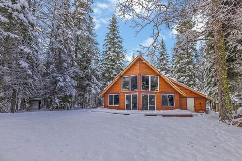 Charming cabin in a snowy forest with stunning views and a cozy interior.