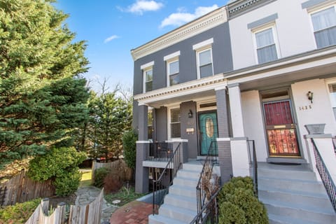 1427 F ST NE