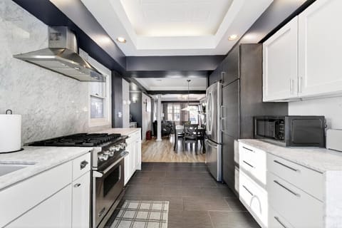 Luxurious Kitchen with Viking Range