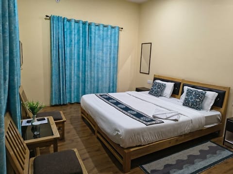 Standard Double Room, Mountain View | WiFi (free)