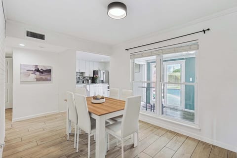 Dining area, comfortably seating 6 guests for enjoyable meals together.