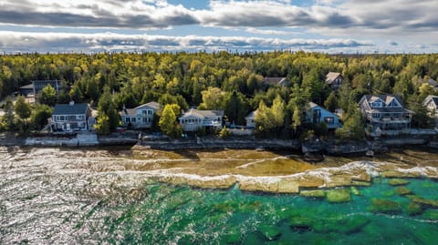 Overlooking the clear waters of Isthmus Bay, Sunrise Retreat offers unparalleled access to the beauty of the Bruce Peninsula. A tranquil setting just minutes from iconic destinations like the Grotto.
